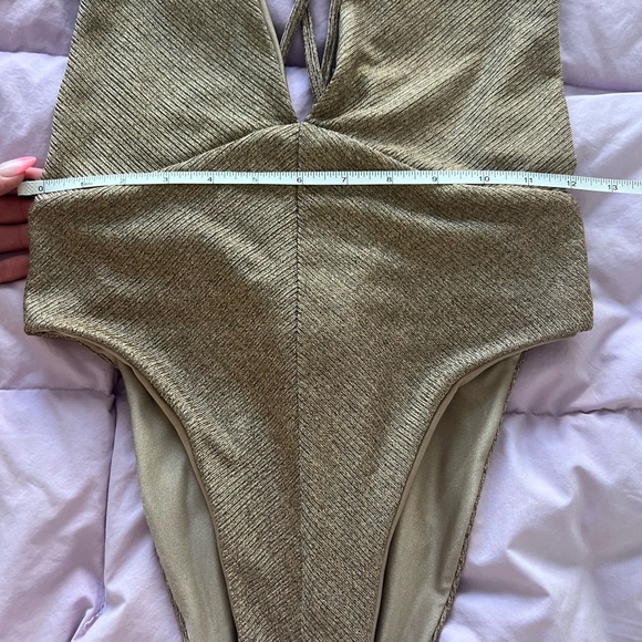 Luli Fama Deep V Compai One Piece - Picture 8 of 9